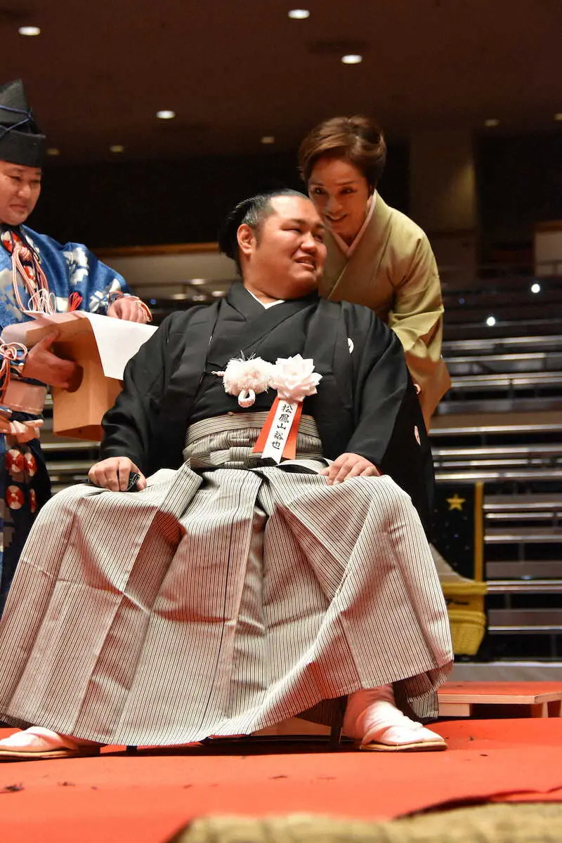 【画像・写真】先代師匠の元若嶋津が感動の止めばさみ　元松鳳山、感謝と涙、涙の断髪式