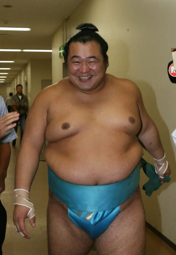 【画像・写真】07年9月、横綱・白鵬を押し出しで破り、インタビューを終え、笑顔で支度部屋に向かう豊ノ島