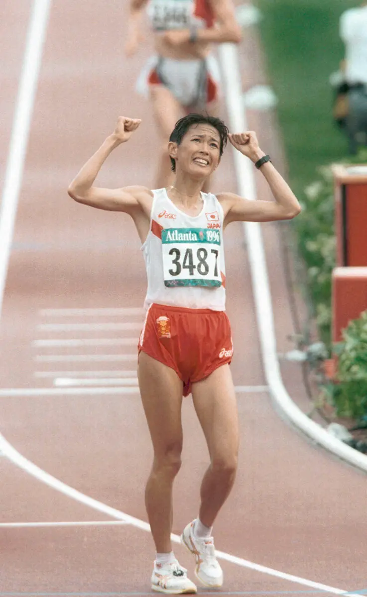 【画像・写真】96年のアトランタ五輪・陸上女子マラソンで３位でゴールする有森裕子。２時間28分39秒で銅メダルを獲得