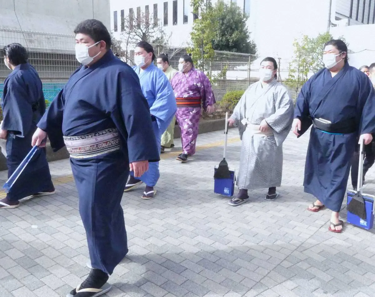 【画像・写真】新弟子たちが両国の街を清掃　新十両・落合も参加「上ばかり見ないで下も…」ごみ拾いと恩師の教え