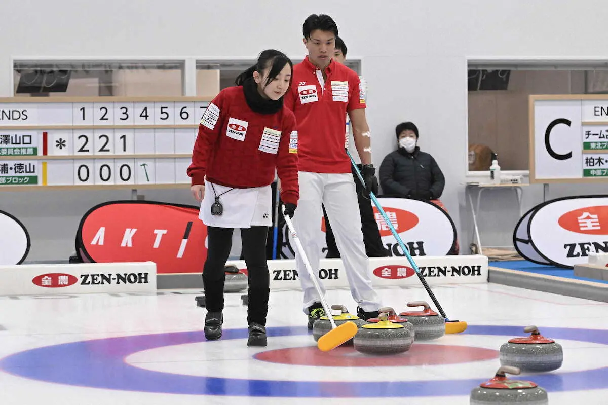 【画像・写真】【カーリング】“フジヤマ”即席反省会で開幕4連勝「新たな気持ちで」藤沢はスカート色もチェンジ