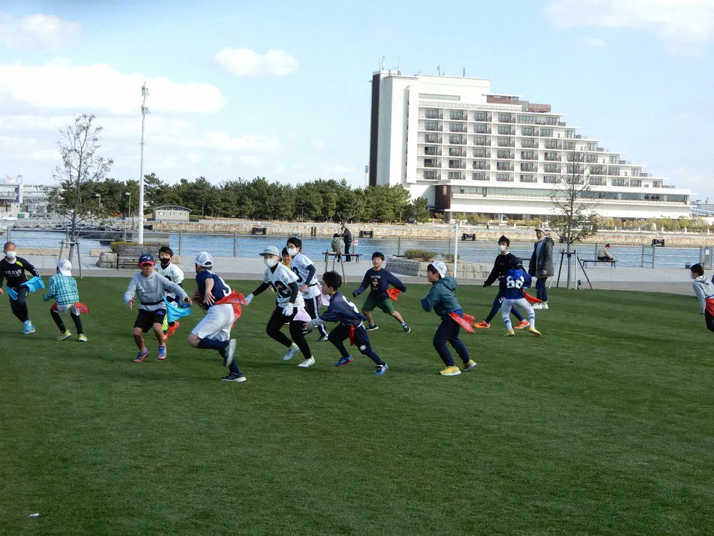 【画像・写真】「聖地」がメリケンパークにやって来た　甲子園ボウルの芝を移設した広場がオープン