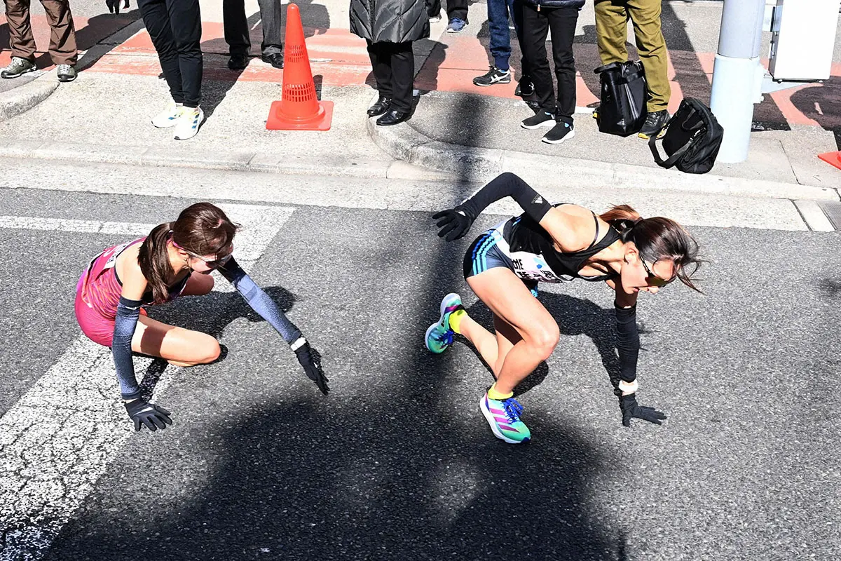 1月の第42回大阪国際女子マラソンの7キロ過ぎ、転倒した佐藤早也伽（左）と岩出玲亜（代表撮影）