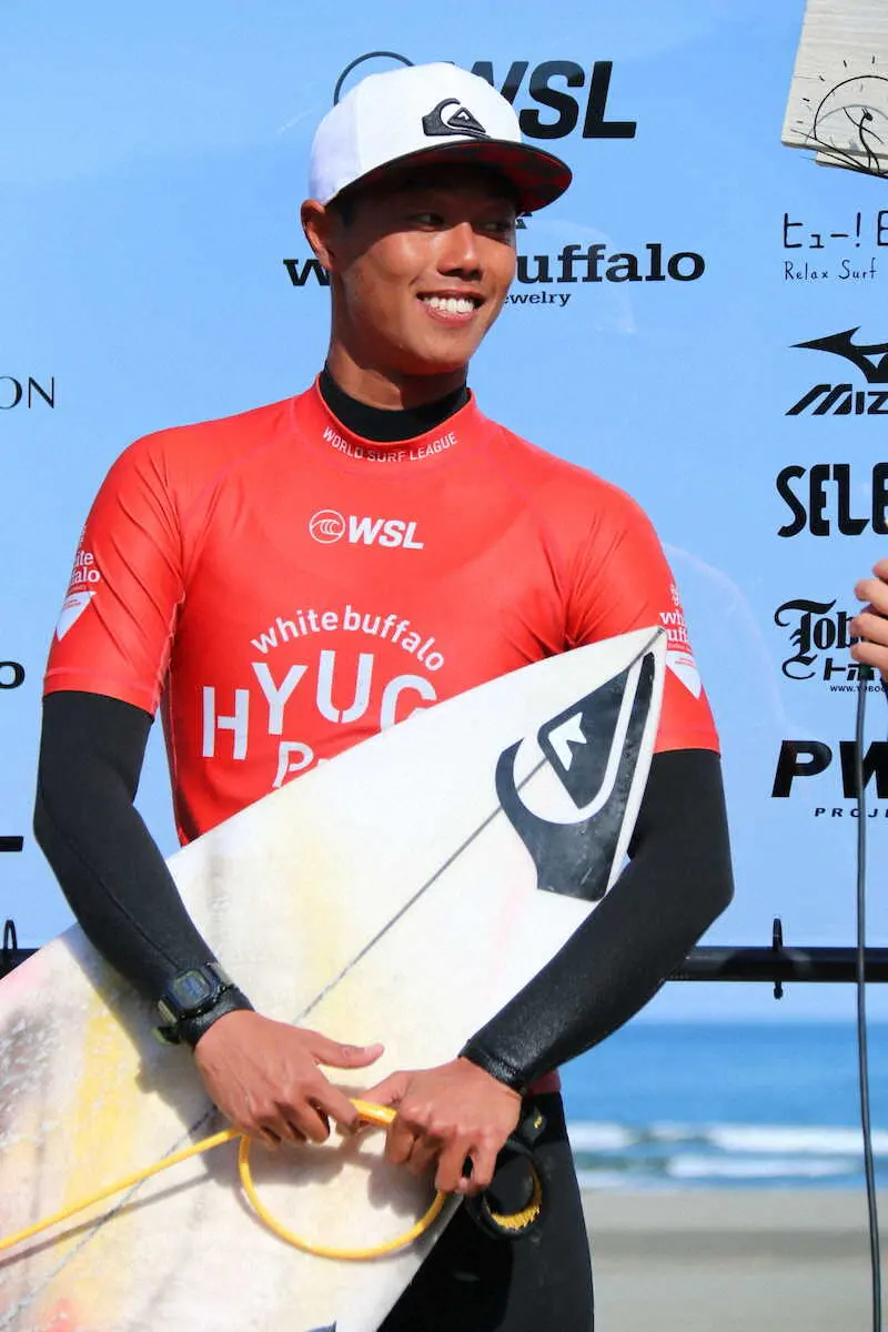 【画像・写真】上山キアヌ久里朱が4回戦へ　相性抜群の海で優勝目指す　サーフィンホワイトバッファロー日向プロ