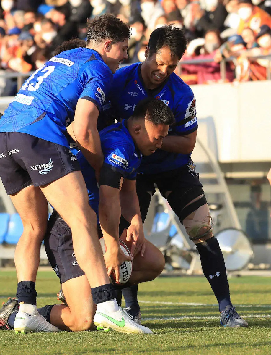 【画像・写真】＜埼玉・東京ベイ＞後半、長田がトライを決め山沢拓（右）とライリー（左）に抱えられる（撮影・篠原岳夫）