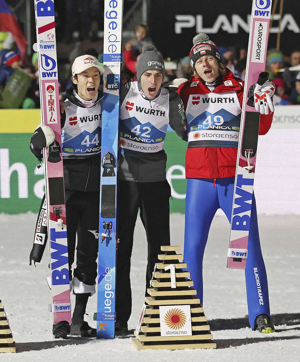 【画像・写真】ジャンプ男子個人ラージヒルで2位となり、表彰式で喜ぶ小林陵侑（左）＝（ゲッティ＝共同）