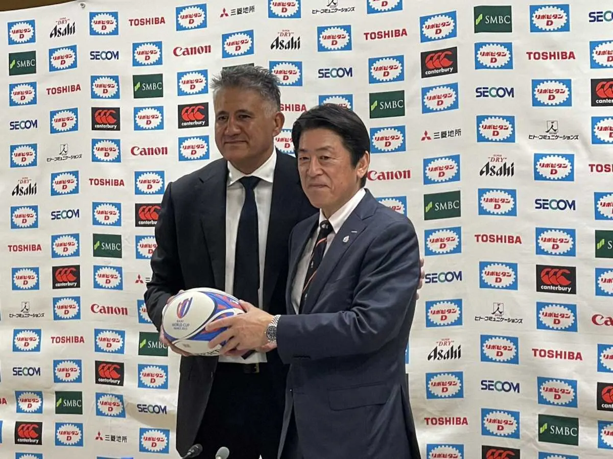 会見後に日本ラグビー協会の土田会長（右）とフォトセッションに応じる日本代表のジョセフHC