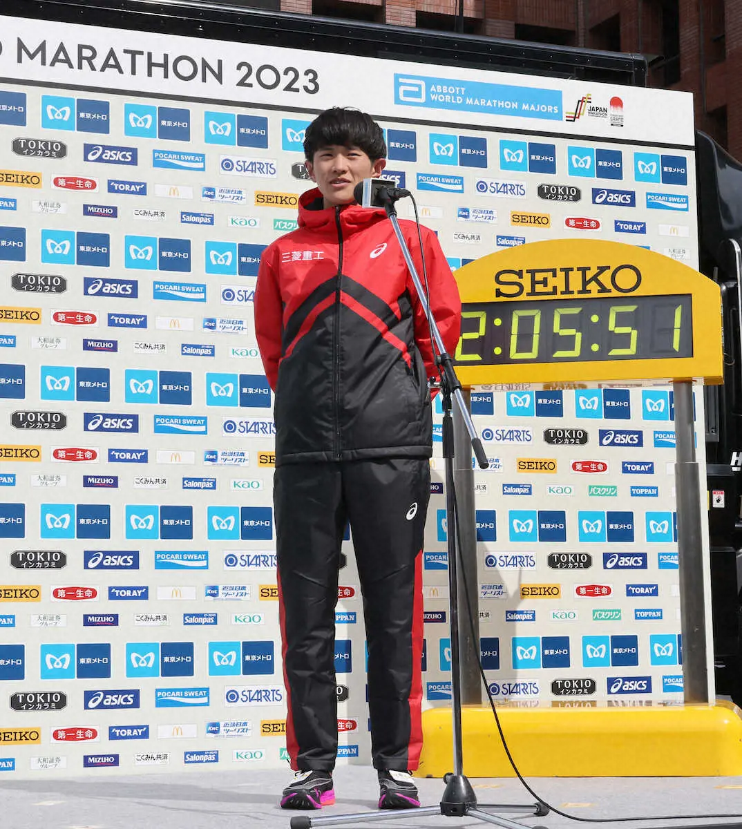 男子マラソンで日本人トップの7位に入り笑顔でインタビューに応じる山下