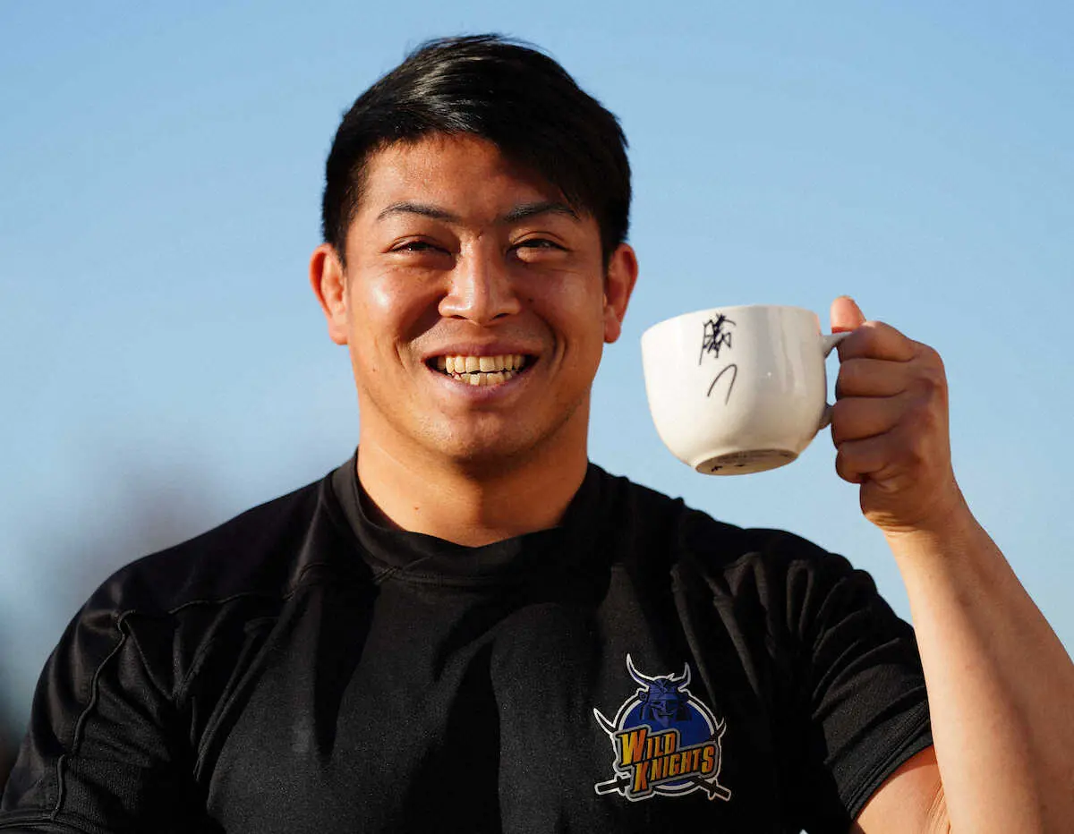 【画像・写真】W杯への意気込みを記したコーヒーカップを手に笑顔を見せる坂手（撮影・木村揚輔）　　