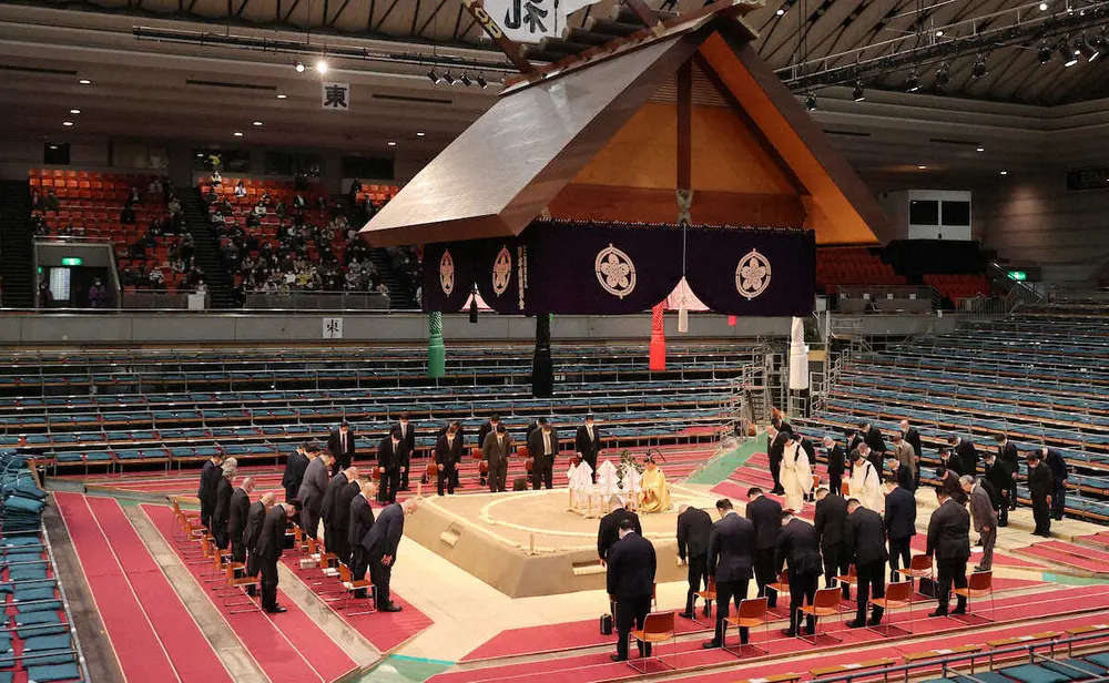 【画像・写真】土俵祭で3年ぶりの一般公開　春場所15日間の安泰を祈願