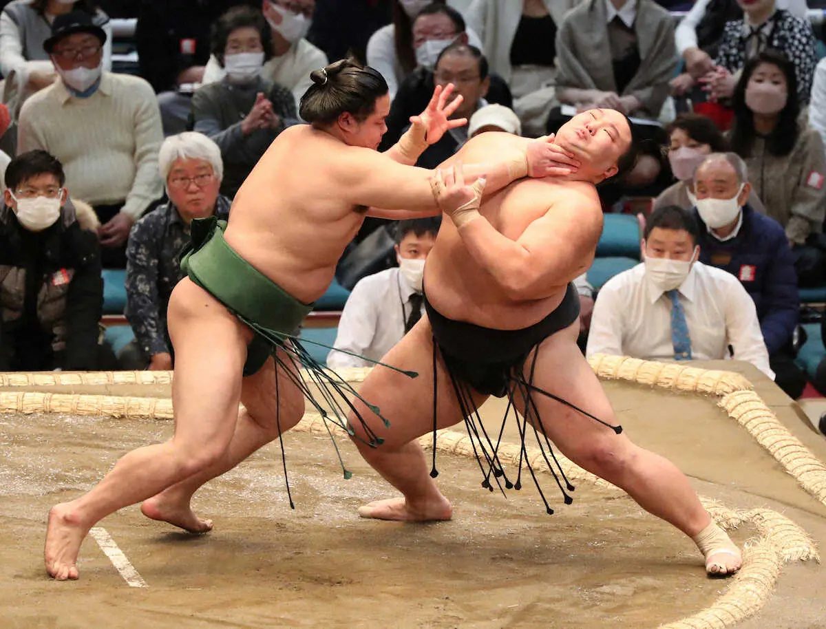 【画像・写真】朝乃山　東白龍を送り倒して3連勝　十両の全勝は早くも5人に　のど輪を受け、徳俵からの反撃で逆転