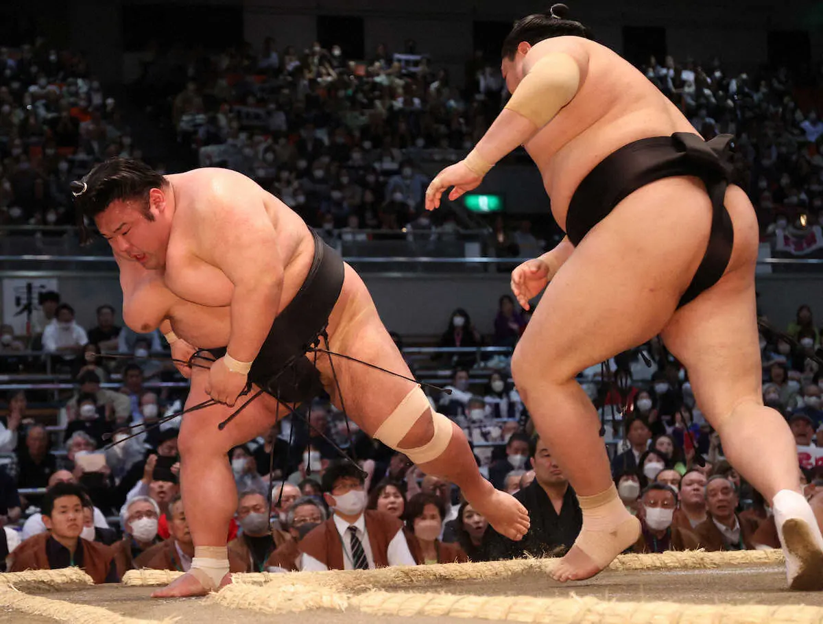 【画像・写真】貴景勝　三度目の正直…綱獲り崖っ縁　左膝痛め早くも2敗目　阿炎の引きについていけずバタバタ