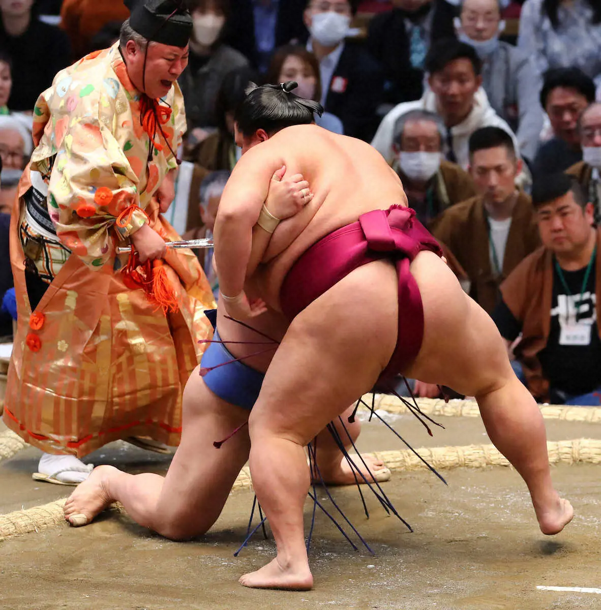 【画像・写真】若隆景（左）はつきひざで御嶽海に敗れる　（撮影・後藤　大輝）　