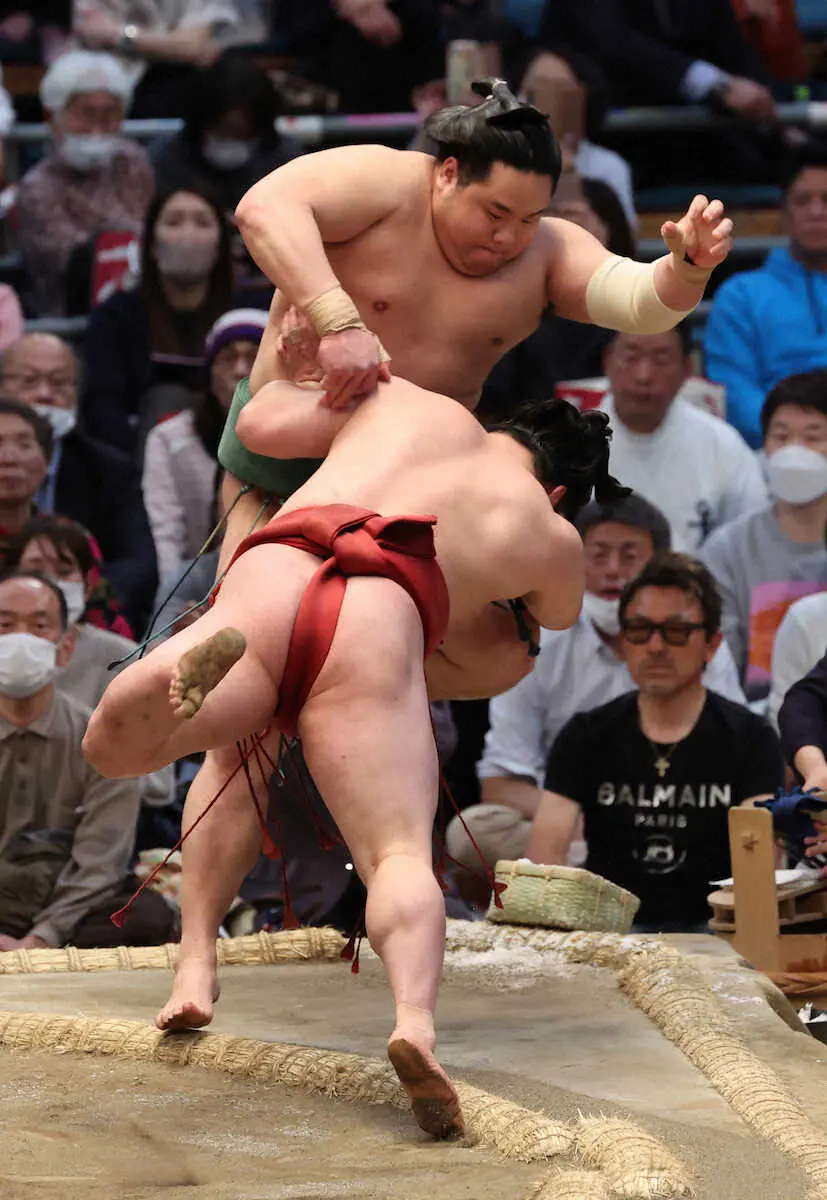 【画像・写真】十両・炎鵬が一気の出足で東白龍を圧倒「200点ですね」キレキレの動きで6勝目
