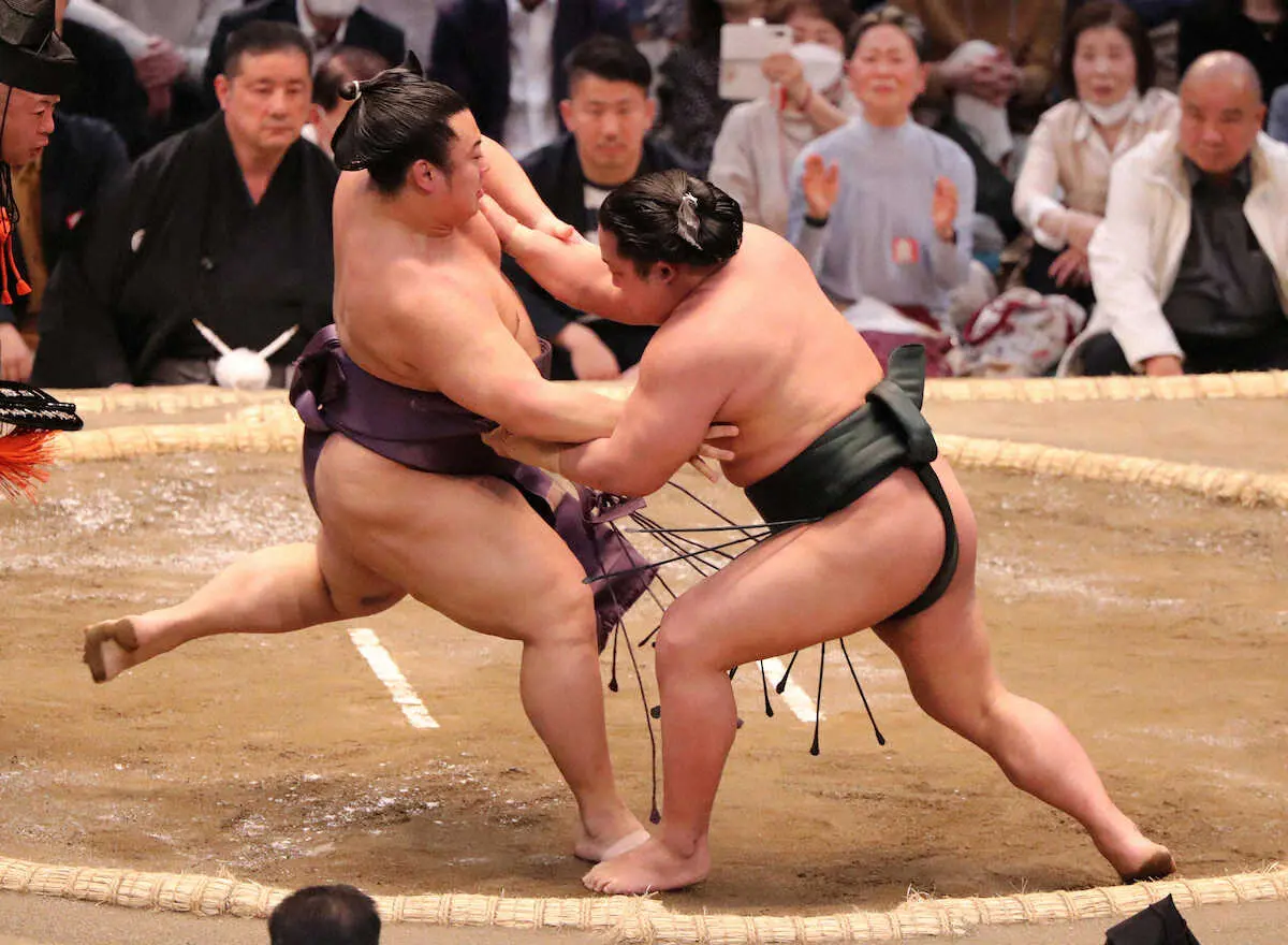 【画像・写真】翔猿（左）を割り出しで破る翠富士（撮影・成瀬　徹）