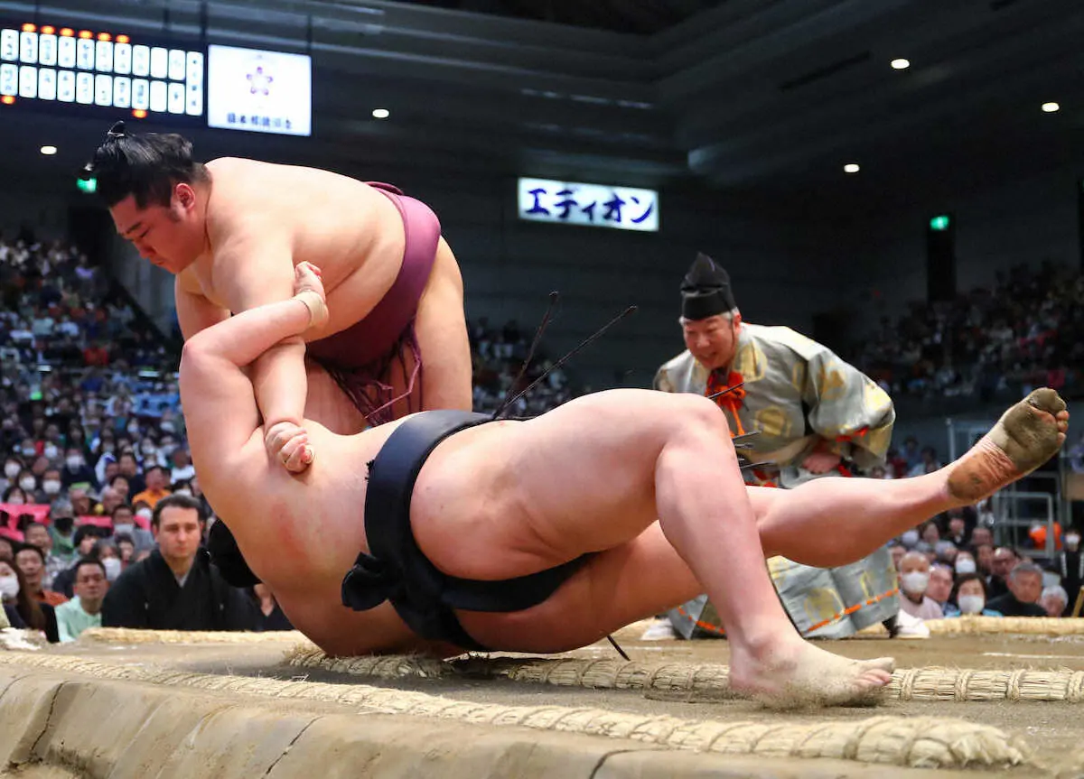 【画像・写真】すくい投げで正代を破った遠藤（左）　（撮影・後藤　大輝）　