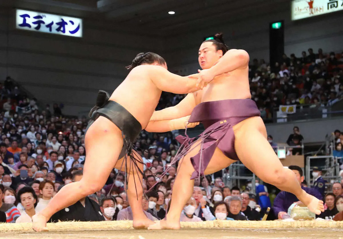 【画像・写真】割り出しで翔猿に勝利した翠富士（左）　（撮影・後藤　大輝）　
