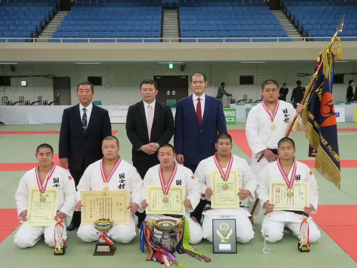 【画像・写真】男子団体戦で4年ぶりの優勝を果たした国士舘高高校のメンバー