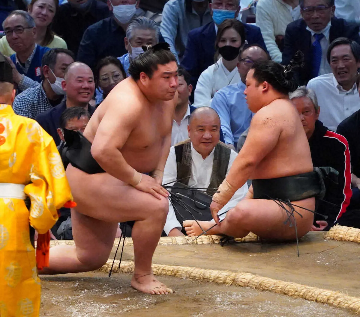 【画像・写真】翠富士（右）を押し倒しに破る若元春（撮影・井垣　忠夫）　