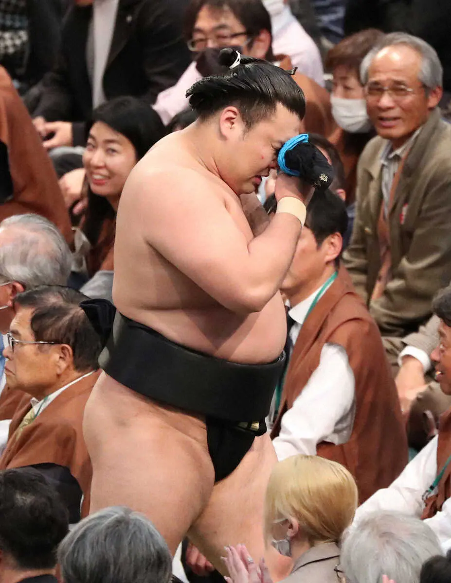 【画像・写真】霧馬山　逆転、逆転の初賜杯「本当にうれしくて、本当凄く緊張して…」万感の陸奥親方「まだ上がある」