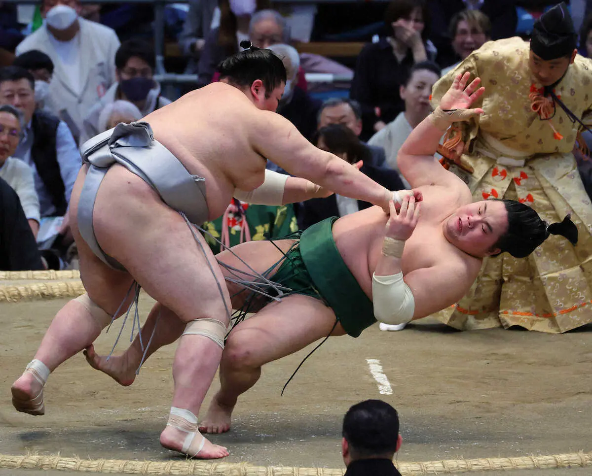 【画像・写真】熱海富士が3場所ぶり勝ち越し　東白龍との7勝7敗対決制して気迫の表情「前に出ようとした」