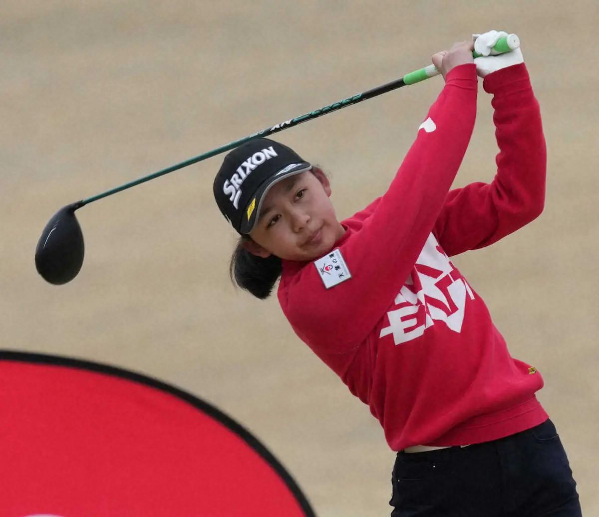 【画像・写真】ティーショットを放つ本村紅音（撮影・郡司　修）