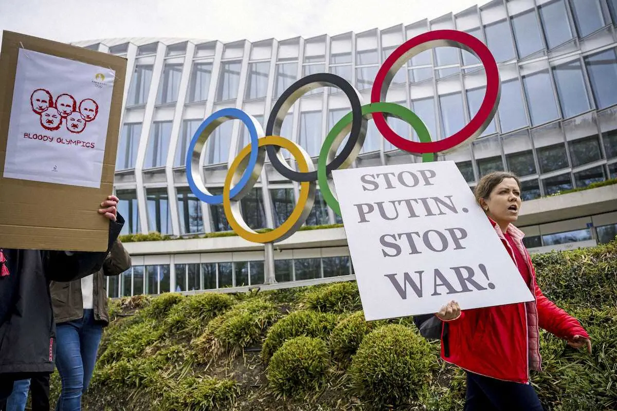 【画像・写真】国際オリンピック委員会本部の前でロシアとベラルーシ選手の中立での参加判断に抗議するウクライナ支援団体のメンバーら＝3月、ローザンヌ（Keystone提供・AP）