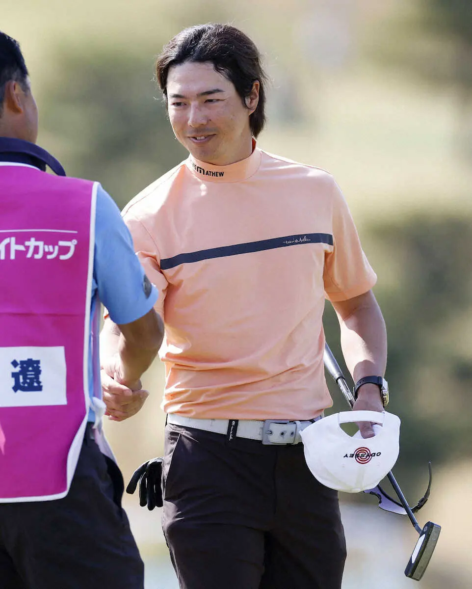 【画像・写真】第3日、通算14アンダーでホールアウトする石川遼。首位に立った