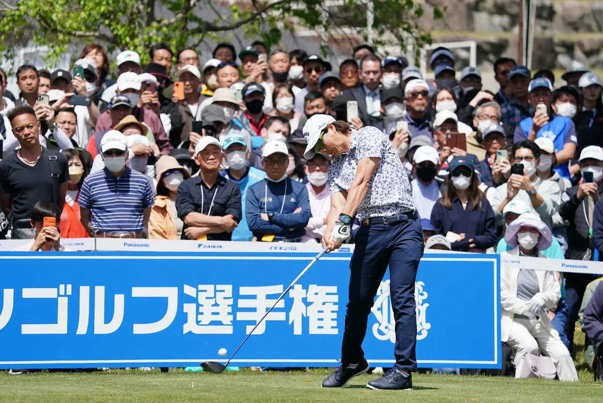 【画像・写真】10番、ティーショットを放つ石川遼（撮影・井垣　忠夫）