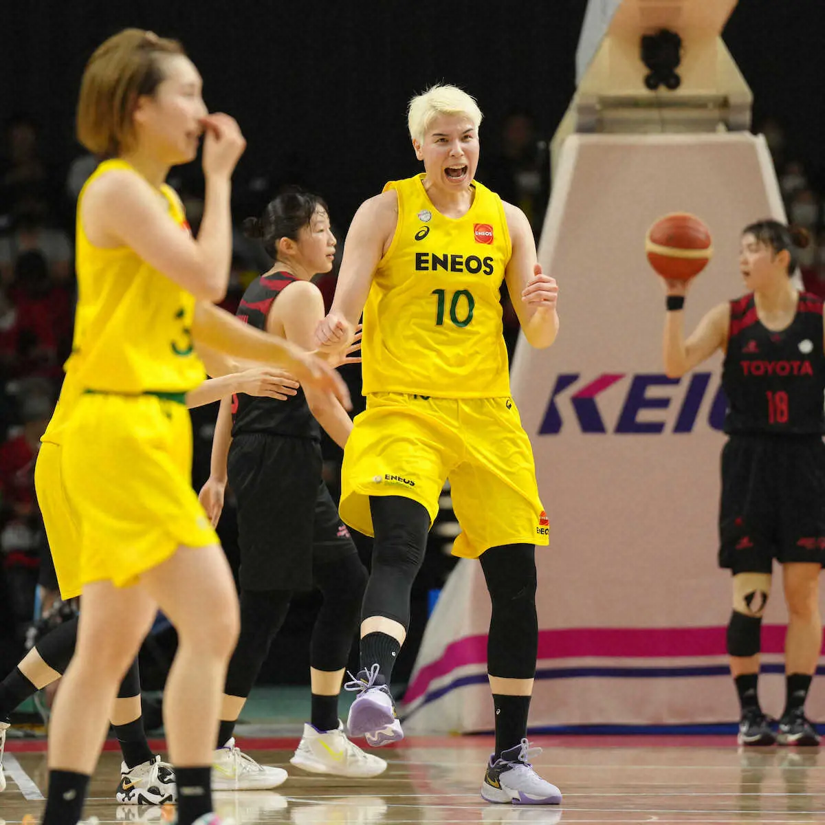 【画像・写真】Wリーグ決勝　ENEOSがトヨタ自動車に勝利　1勝1敗で最終戦へ　渡嘉敷が17得点14リバウド