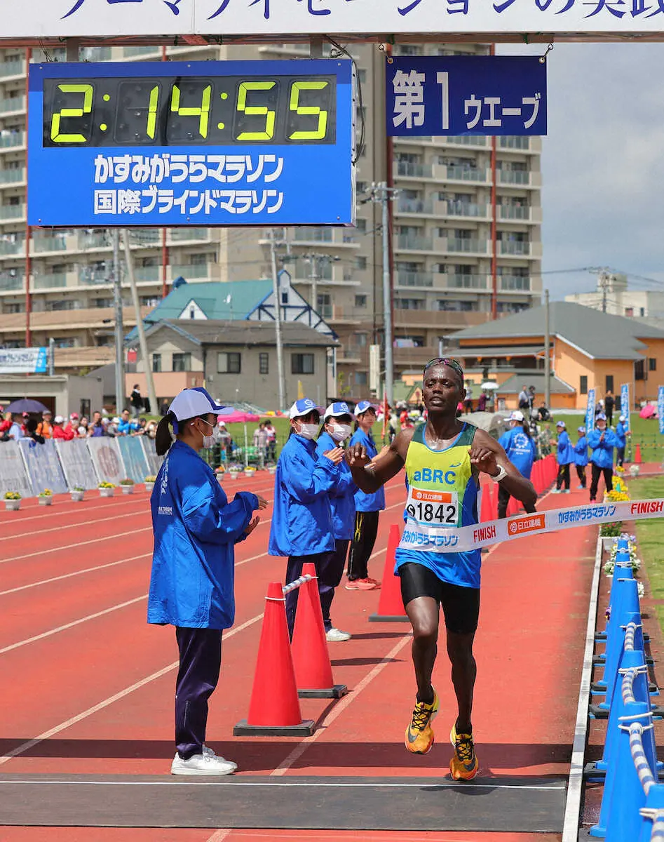 【画像・写真】男子フルマラソンは日大OBのベンジャミンが優勝「良いリズムで走れた」　かすみがうらマラソン