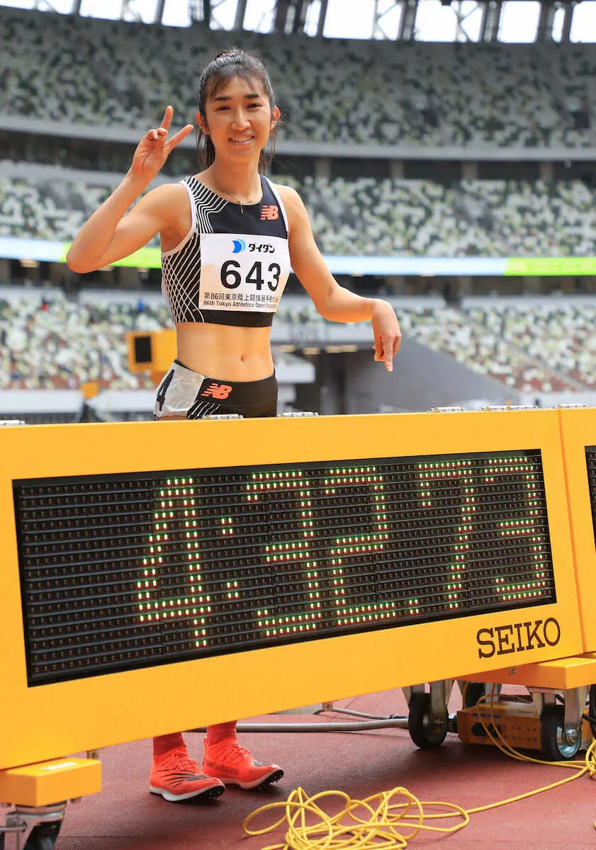 ＜東京スプリングチャレンジ2023＞女子1マイルで日本記録を更新、ボードを指さして笑顔の田中希実（撮影・篠原岳夫）