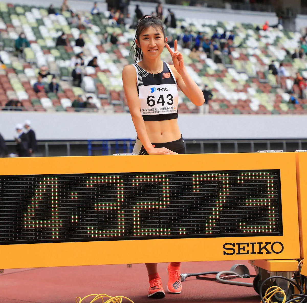 ＜東京スプリングチャレンジ2023＞女子1マイルで日本記録を更新、ボードを指さして笑顔の田中希実（撮影・篠原岳夫）