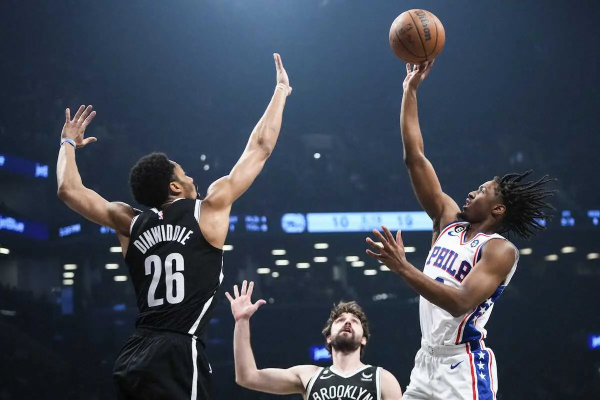 【画像・写真】ネッツのディンウィディーをかわしてシュートを放つ76ersのマキシー（AP）