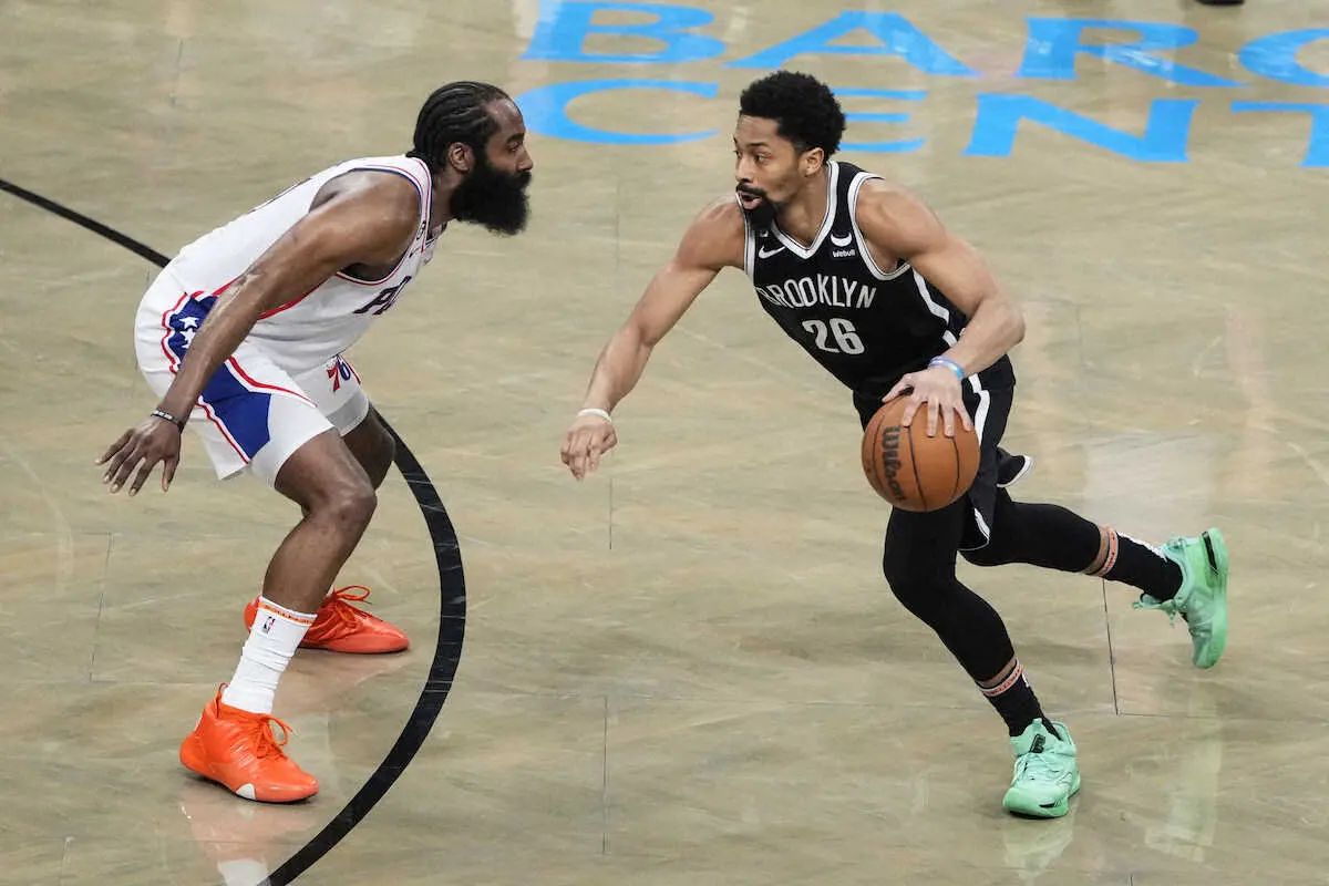 【画像・写真】76ersのハーデンをドリブルで振り切ろうとするネッツのディンウィディー（AP）