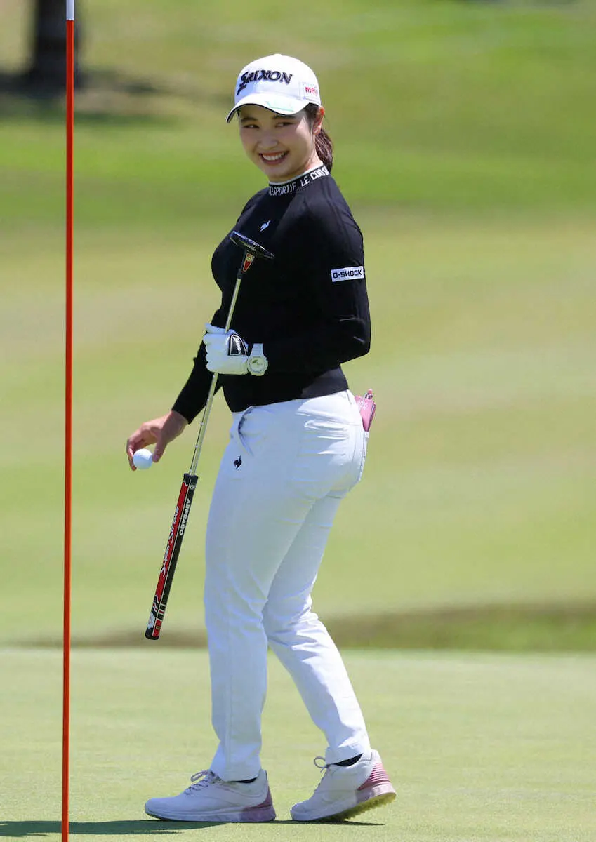 【画像・写真】始球式でワンバン投球の小祝「練習では届いたので自信があったのに駄目でした」