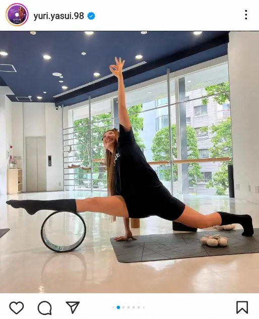 【画像・写真】ビキニフィットネス・安井友梨　インド式テラピー呼吸法の特訓姿公開に「すごっ！」「柔らかいですね～！」