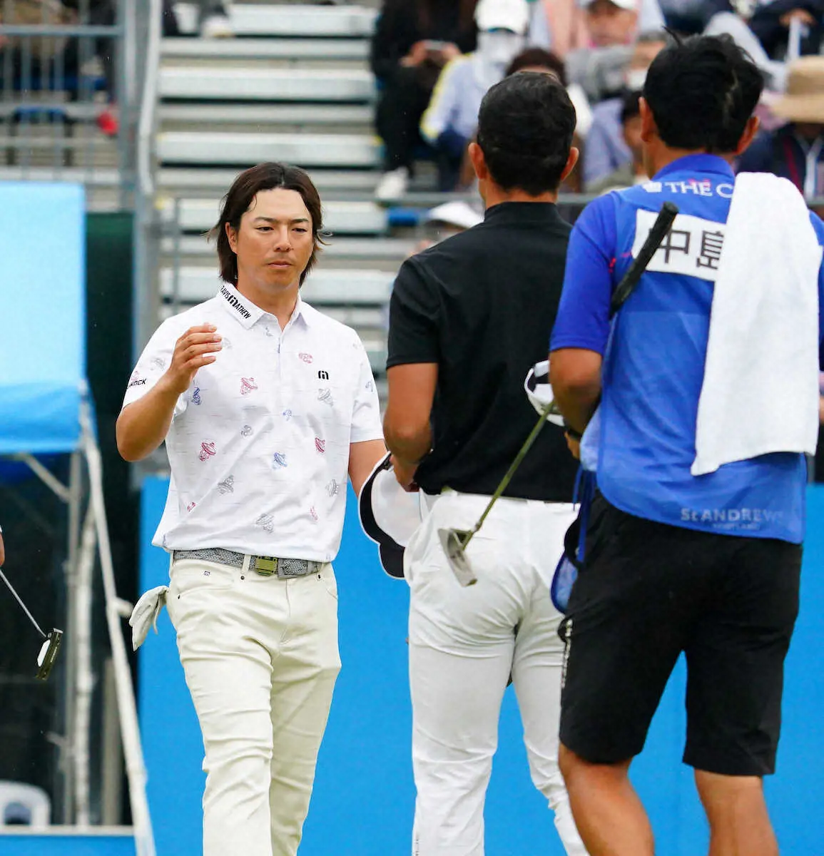 【画像・写真】ホールアウトした石川遼は、同伴組の中島啓太と握手（撮影・井垣　忠夫）