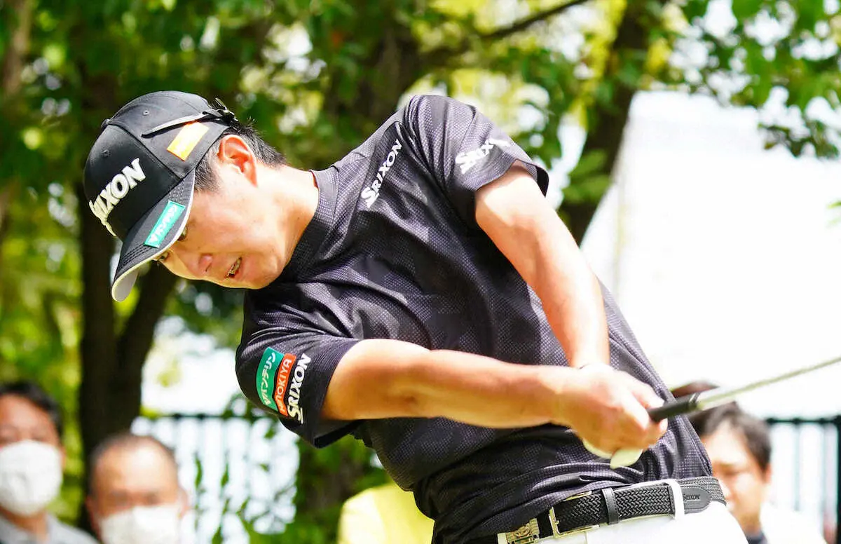 【画像・写真】＜中日クラウンズ・第3日＞2番、ティーショットを放つ星野陸也（撮影・井垣　忠夫）