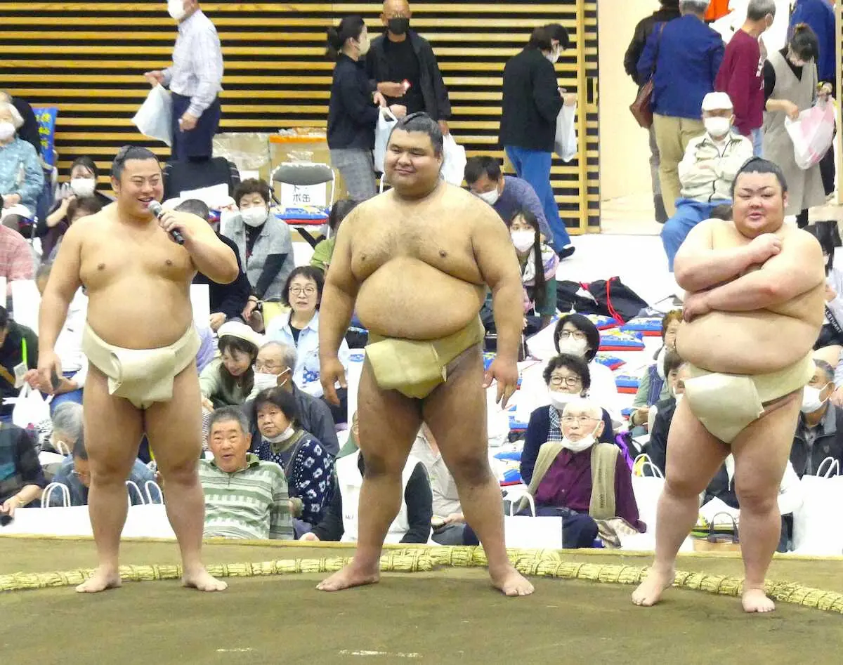 【画像・写真】【春巡業神栖場所】翔猿と高安が土俵上で熱唱！「質問コーナー」が即席「歌唱ショー」に