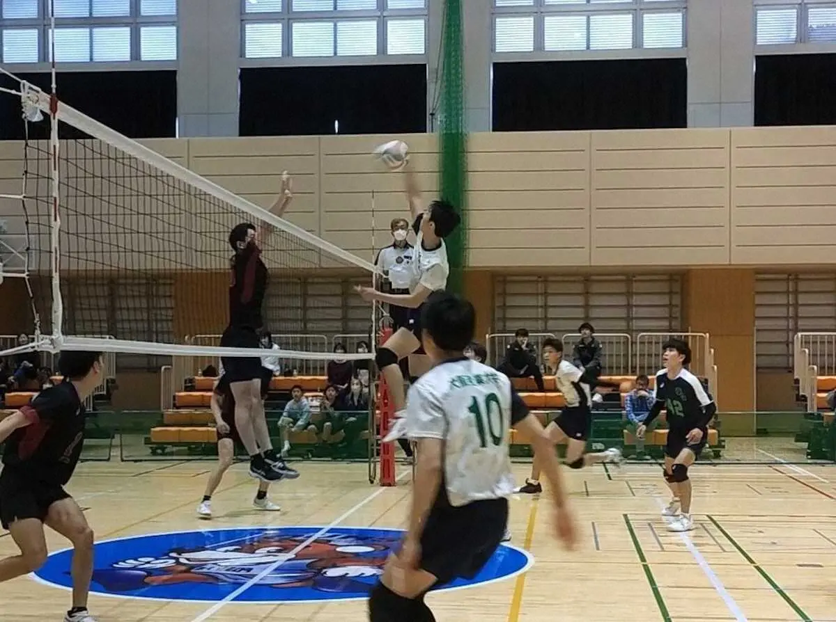 【画像・写真】関西学生バレー　男子は立命大が大産大に敗れ初黒星　女子は神戸親和大が無傷の6連勝　