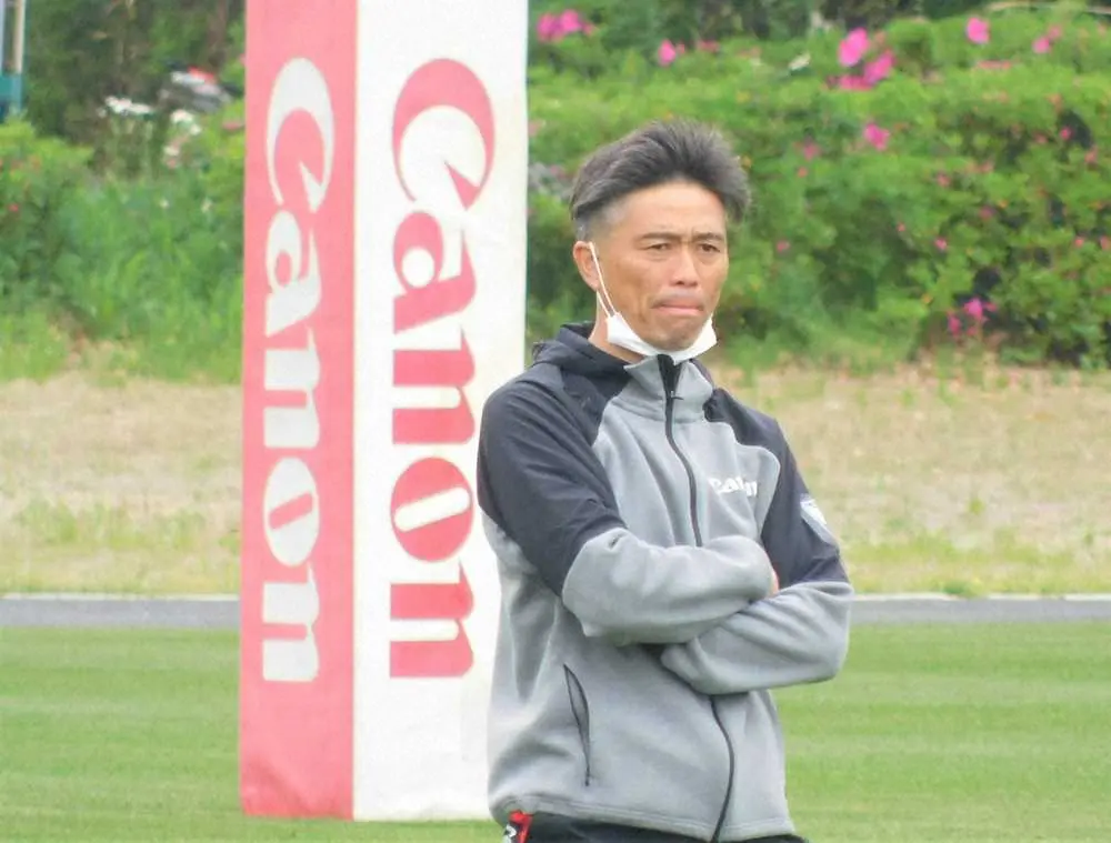 【画像・写真】練習を見守る横浜の沢木監督