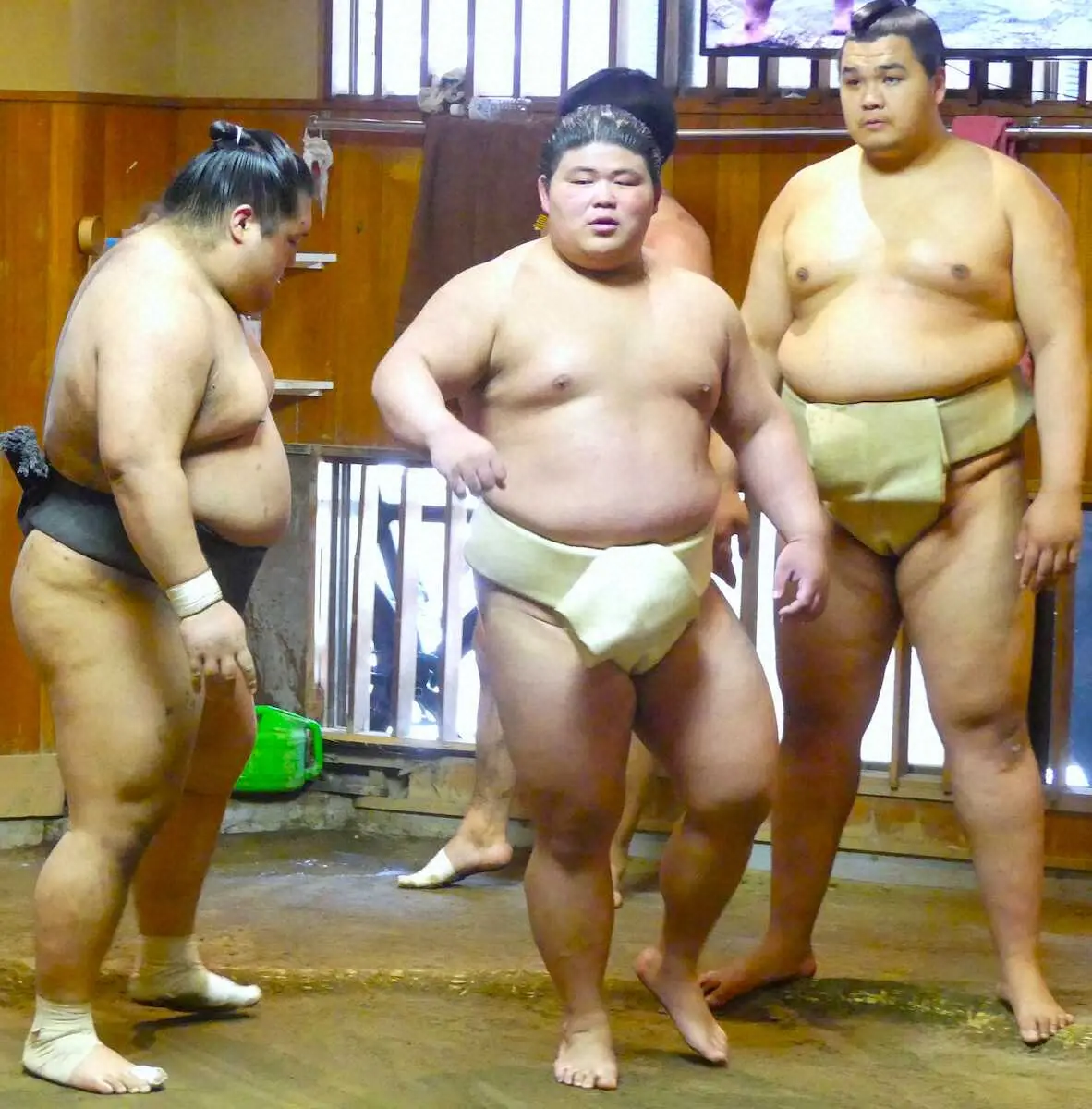 【画像・写真】ぶつかり稽古で向中野（左）に胸を出す落合（中央）。右は北青鵬