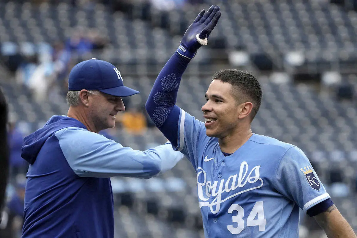 【画像・写真】サヨナラの決勝スクイズを決めたロイヤルズのファーミン（AP）