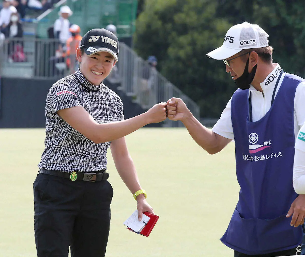 【画像・写真】岩井ツインズ　史上初の姉妹ワンツー発進　姉・明愛7バーディーで単独首位、妹・千怜は1差2位