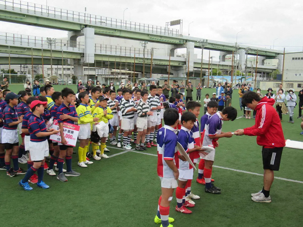 【画像・写真】第2回神戸スティーラーズカップ、300人超えの小学生ラガーが参加　冠スポンサーくら寿司からは景品も