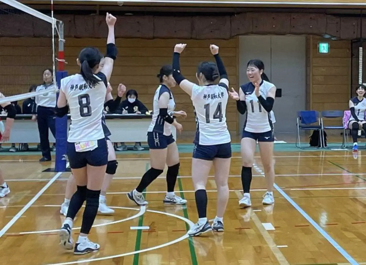 【画像・写真】関西学生バレー　男子は近大が全勝対決制して9連勝　女子は神戸親和大が10連勝で優勝決める