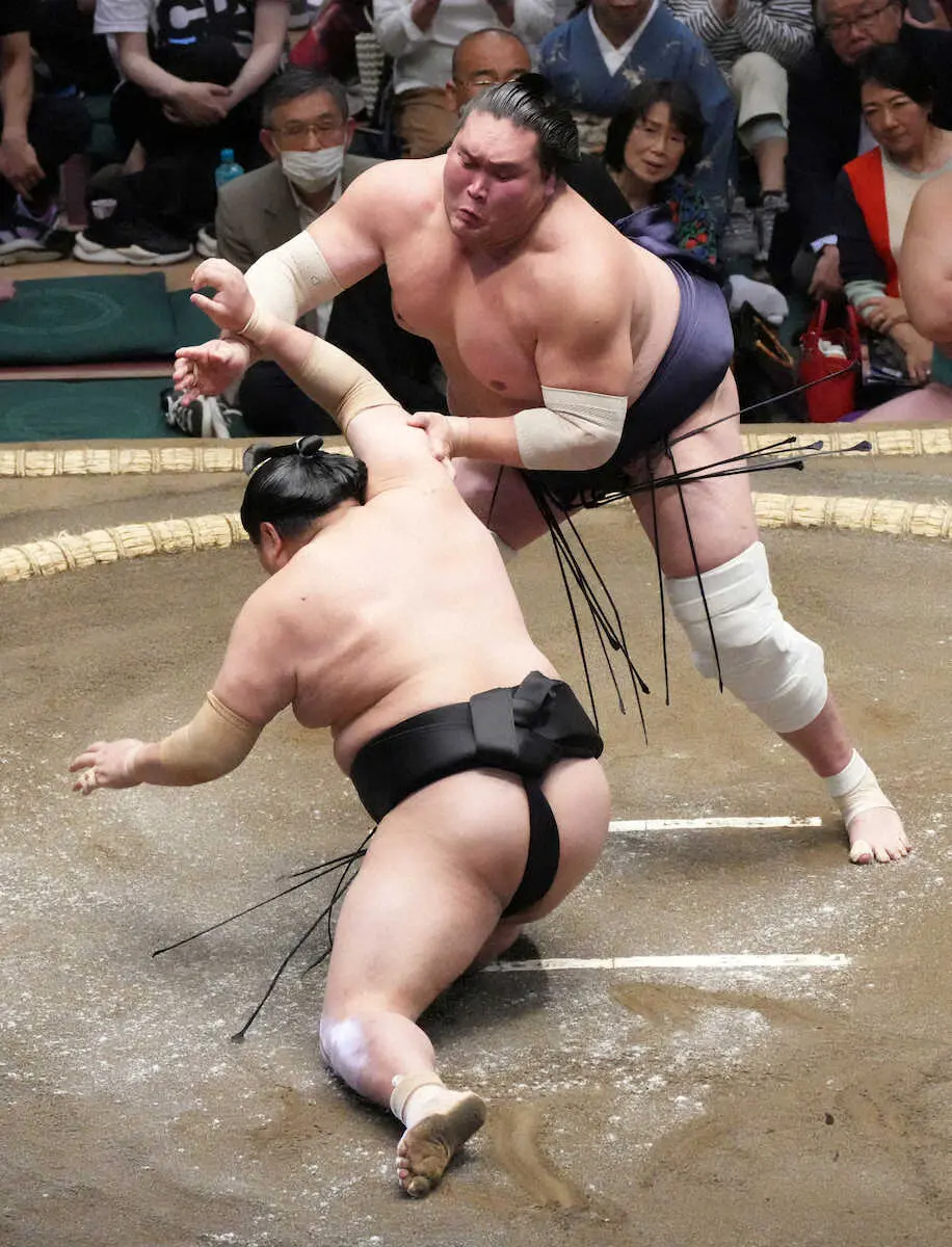 【画像・写真】照ノ富士　阿炎を突き落とし8場所ぶり連勝発進「圧力をかけようとしたら相手が崩れていた」