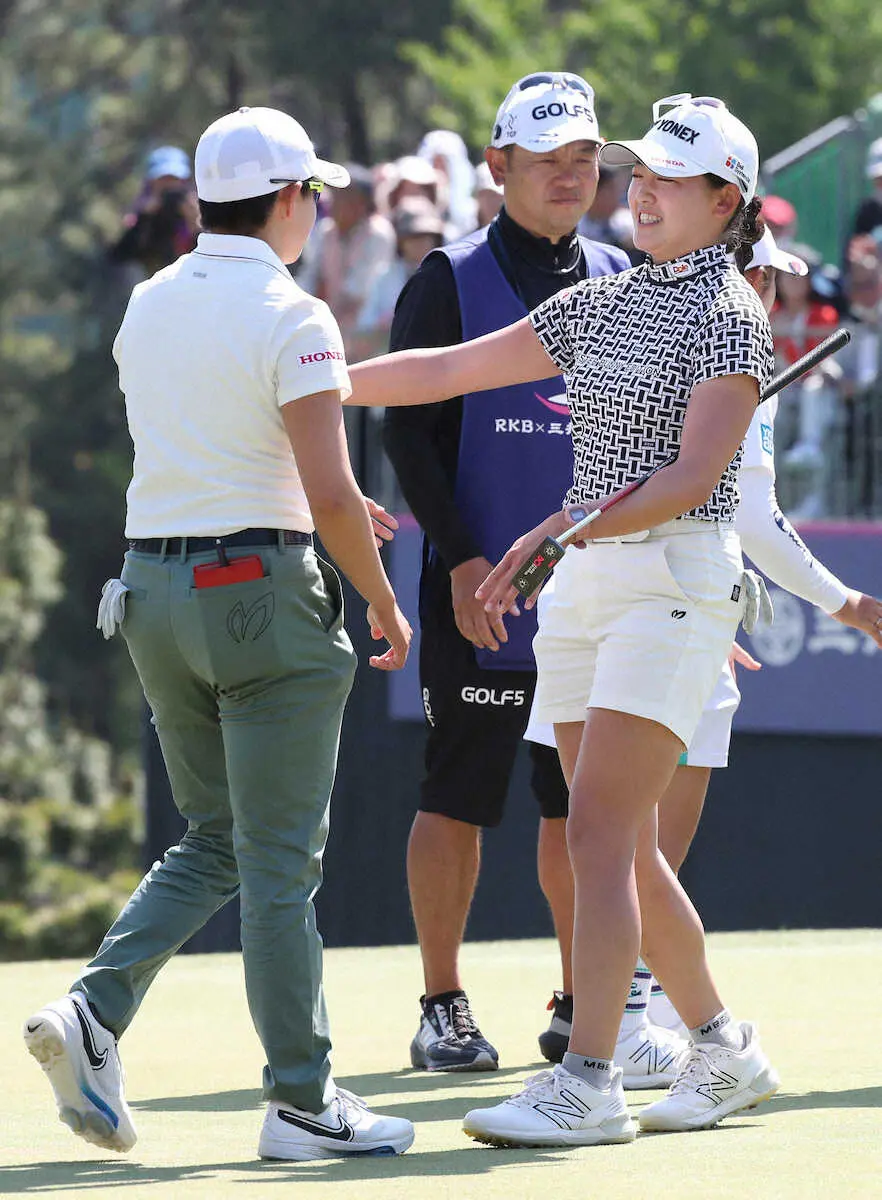 【画像・写真】岩井千怜　姉・明愛と史上初姉妹プレーオフ　美夢有との三つ巴制し3勝目！母の日に「最高のプレゼント」