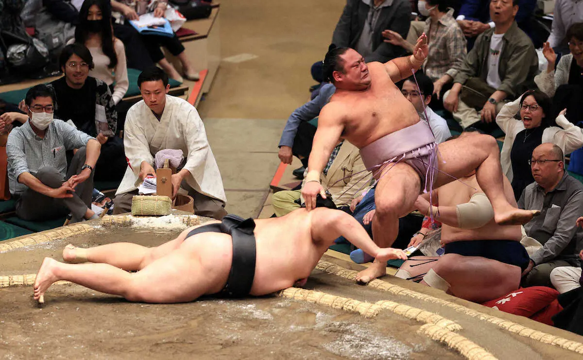 【画像・写真】朝乃山　軍配差し違えの末、初日から3連勝も反省「勝つとは思ってなかった。相撲内容は全然ダメです」